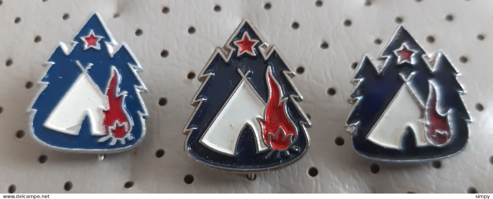 Scouts Scout  Federation Of Slovenia  3 Different Pins - Asociaciones