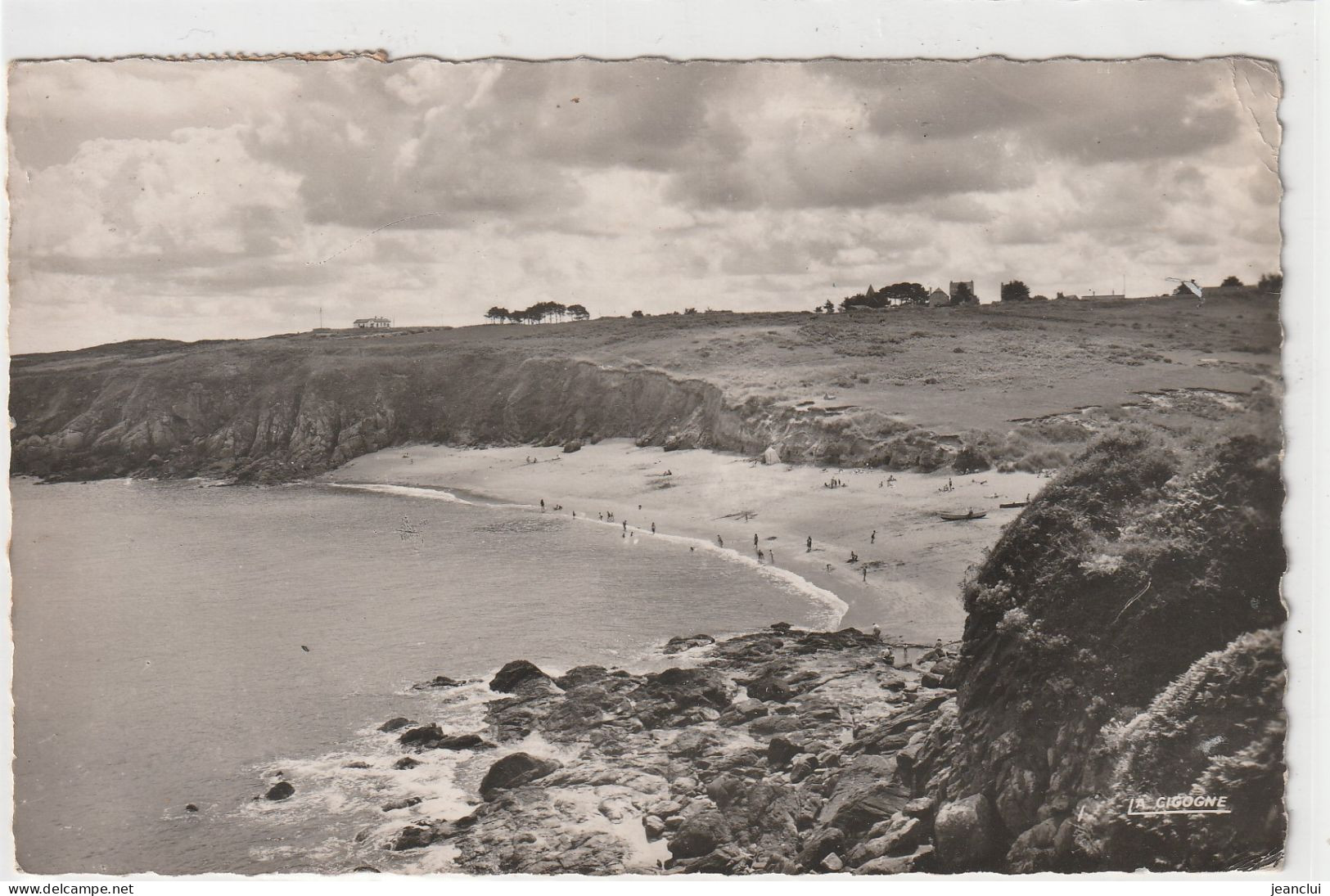 SAINT-CAST . PLAGE DE LA MARE . AU LOIN LE SEMAPHORE DE L'ISLE . CARTE AFFR AU VERSO LE 17-7-1954 . 2 SCANNES - Saint-Cast-le-Guildo