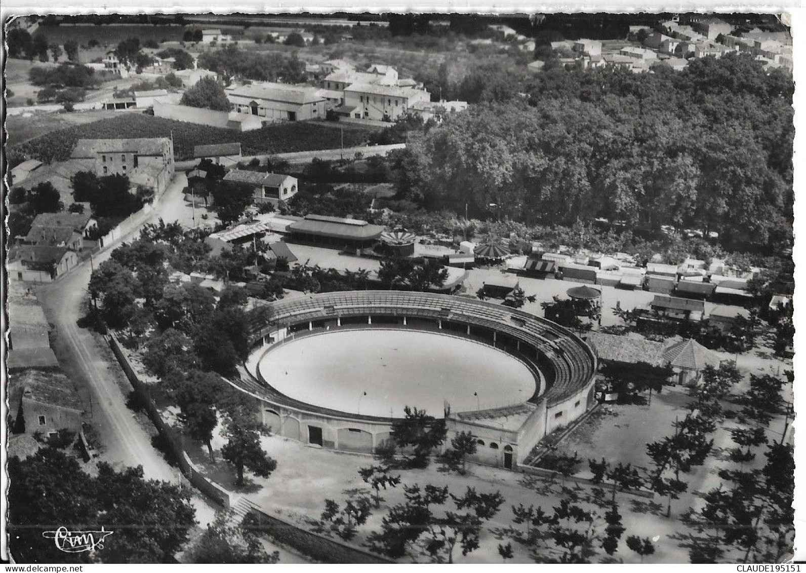 HERAULT  LUNEL  VUE AERIENNE  LES ARENES   (Editeur  COMBIER ) - Lunel