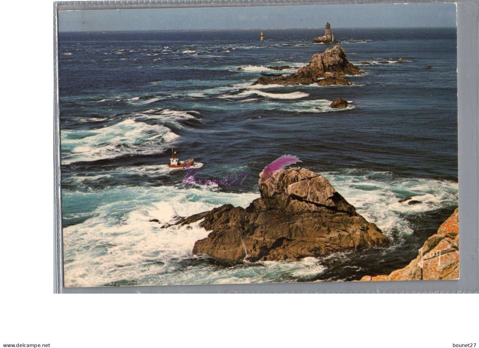 LA POINTE DU RAZ 29 - L'Extreme Pointe Vue Generale Bateau Dans Les Vague Au Loin Le Phare 1982 - La Pointe Du Raz