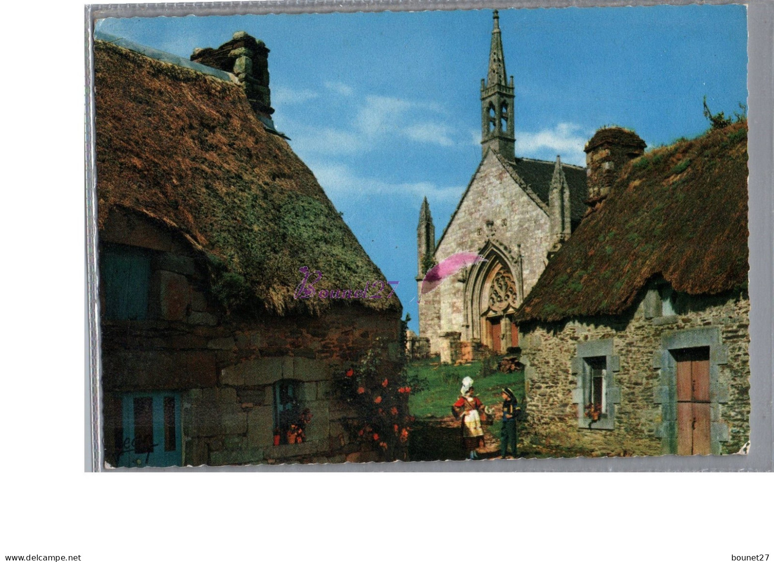 BRETAGNE - Un Petit Village Breton Folklore Femme Avec Enfant Costume Coiffe Devant Une Eglise 1974 - Bretagne