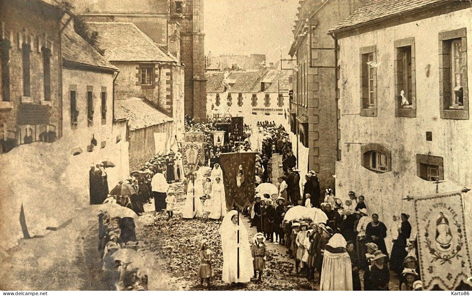 Landivisiau * Carte Photo 1916 * Procession , Fête Au Village * Défile * Villageois Enfants * Place De L'église - Landivisiau