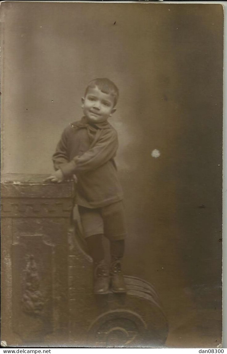 CARTE PHOTO NON IDENTIFIEE UN JEUNE GARCON POSANT DANS UN STUDIO PHOTO - To Identify