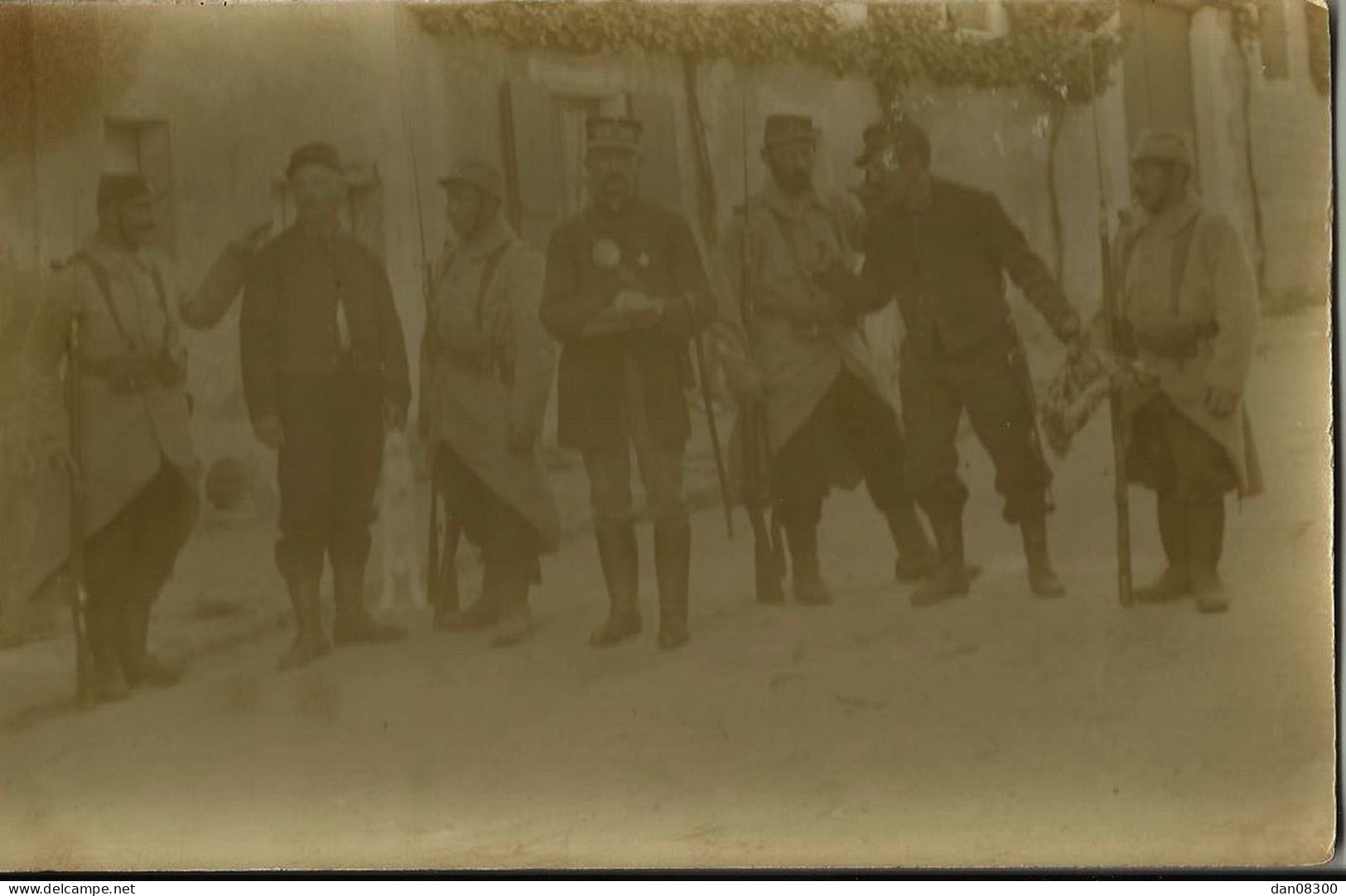 CARTE PHOTO NON IDENTIFIEE DES SOLDATS QUI MONTENT LA GARDE ET DES CAMARADE QUI RENTRENT AVINES JE PENSE - A Identificar