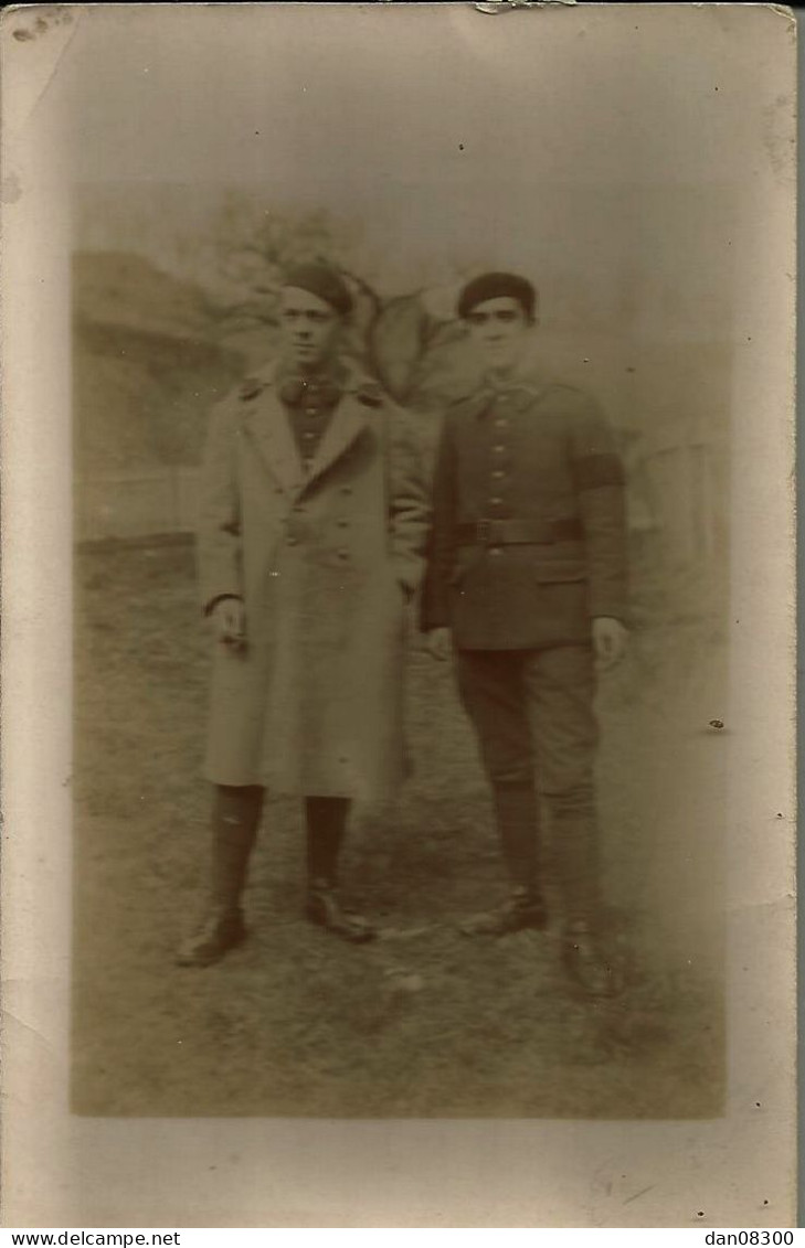 CARTE PHOTO NON IDENTIFIEE DEUX SOLDATS AVEC BERET L'UN PORTE UN BRASSARD NOIR - A Identificar