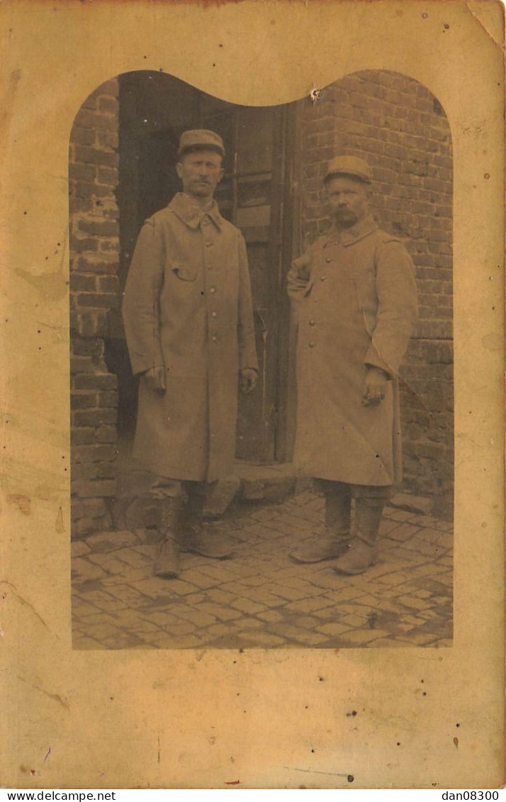 CARTE PHOTO NON IDENTIFIEE DEUX SOLDATS AVEC KEPI POSANT FIEREMENT - To Identify