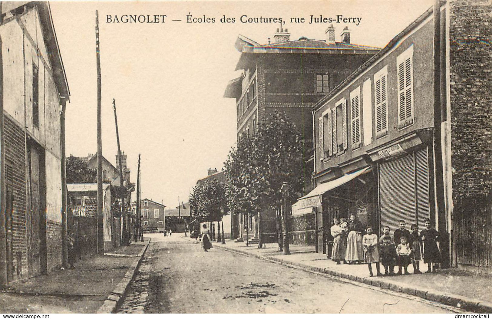 93 BAGNOLET. Ecole Des Coutures Bien Animée - Bagnolet