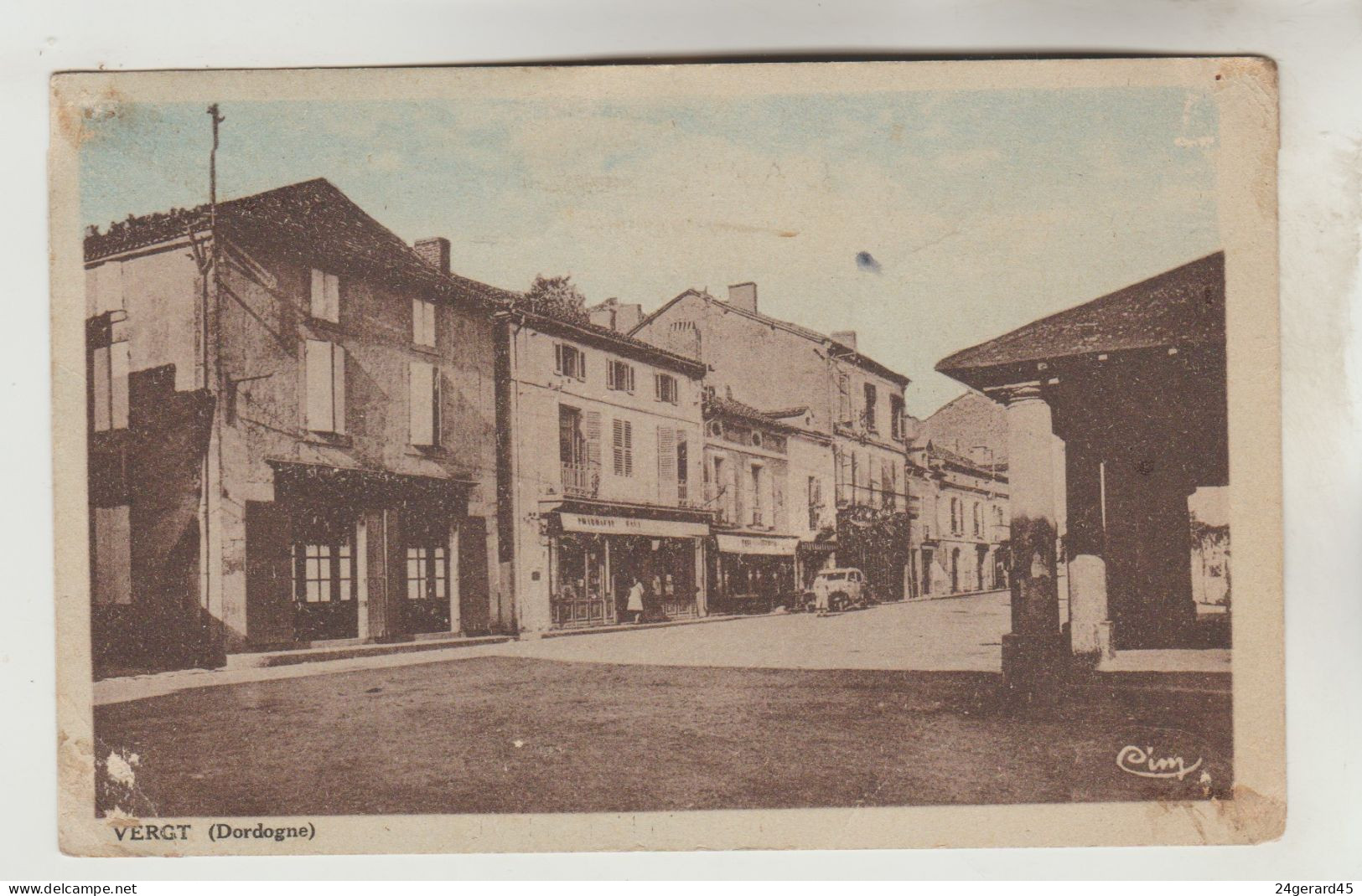 CPSM VERGT (Dordogne) - Grand Rue (ses Commerces, La Halle) - Autres & Non Classés