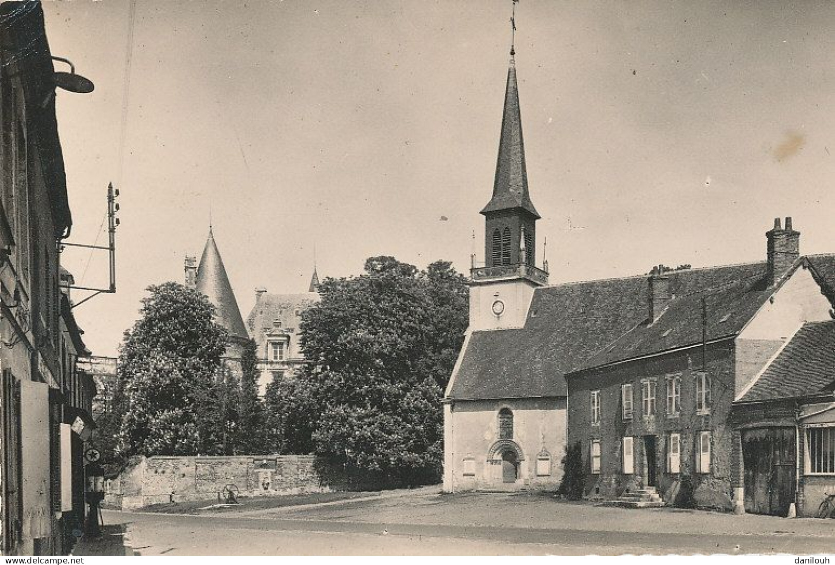 28 // COURTALAIN   L'église Et Le Chateau   Cpsm Edit Letard - Courtalain