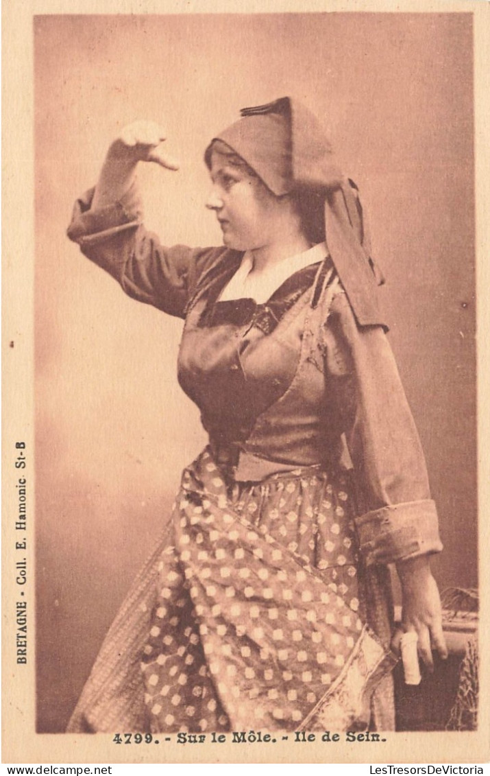 FOLKLORE - Costumes - Sur Le Môle - Ile De Sein - Carte Postale Ancienne - Trachten