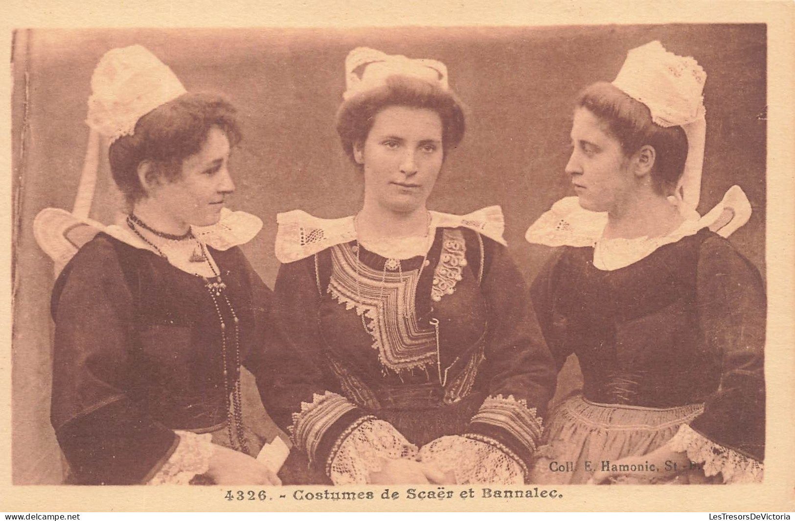 FOLKLORE - Costumes - Costumes De Scaer Et Bannalec - Carte Postale Ancienne - Costumes