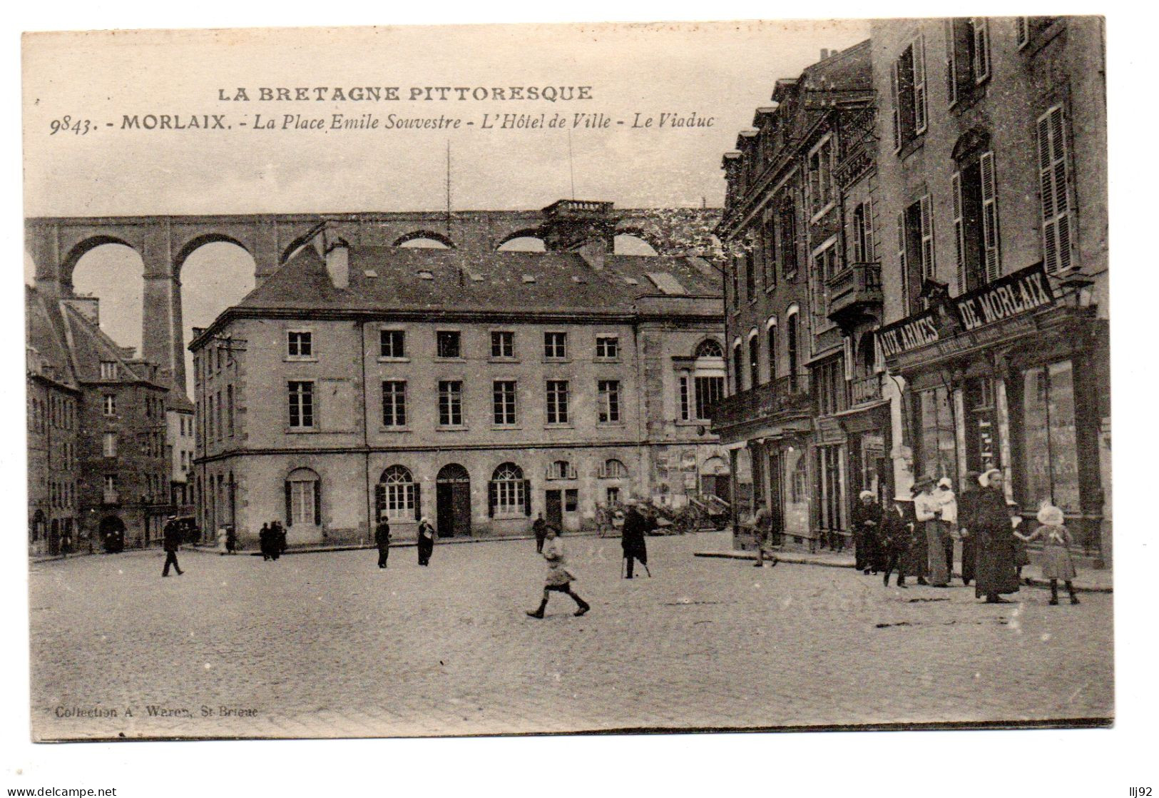 CPA 29 - MORLAIX (Finistère) - 9843. La Place Emile Souvestre, L'Hôtel De Ville, Le Viaduc (animée) - Morlaix