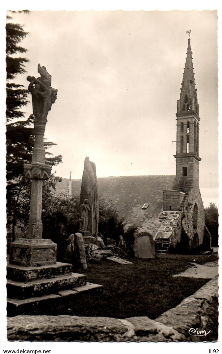 CPSM PF 29 - PLOZEVET (Finistère) - Le Calvaire, Le Monument, L'Eglise - Plozevet