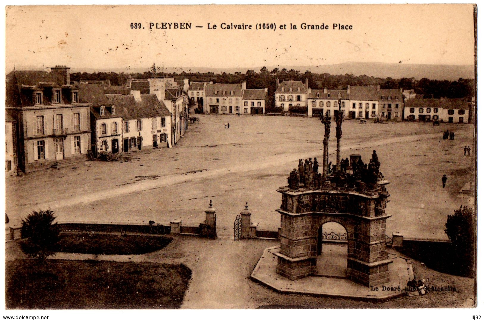 CPA 29 - PLEYBEN (Finistère) -  689. Le Calvaire Et La Grande Place - Pleyben