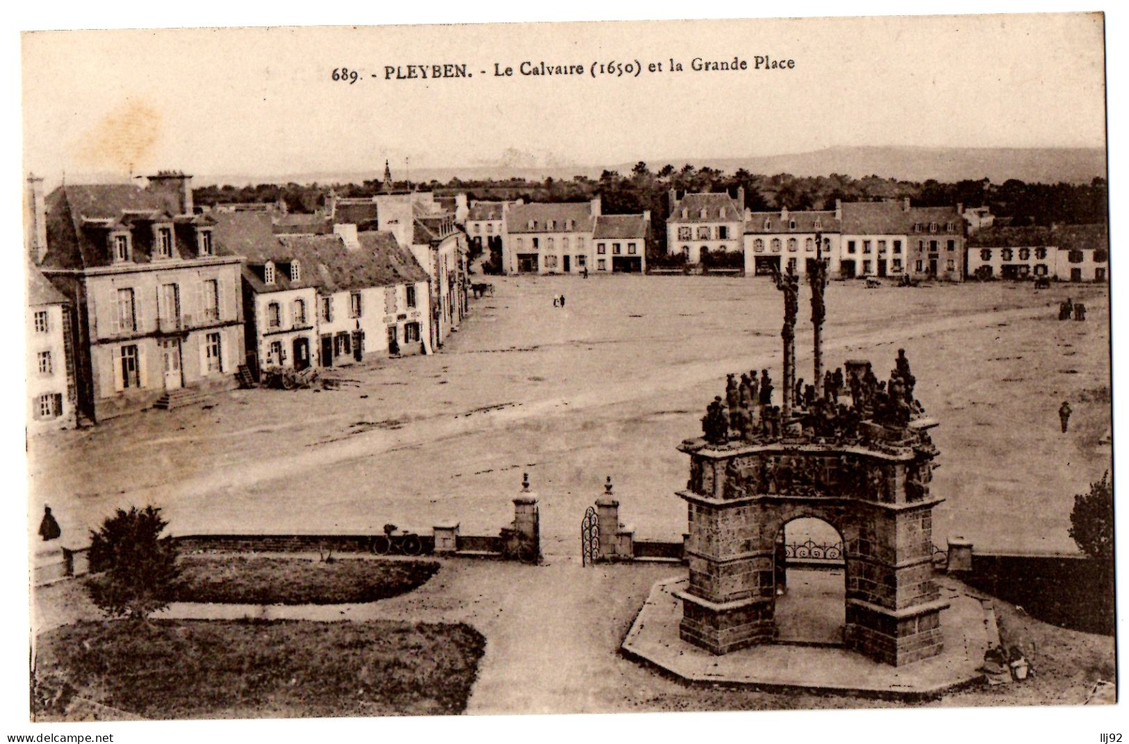 CPA 29 - PLEYBEN (Finistère) -  689. Le Calvaire Et La Grande Place - Pleyben