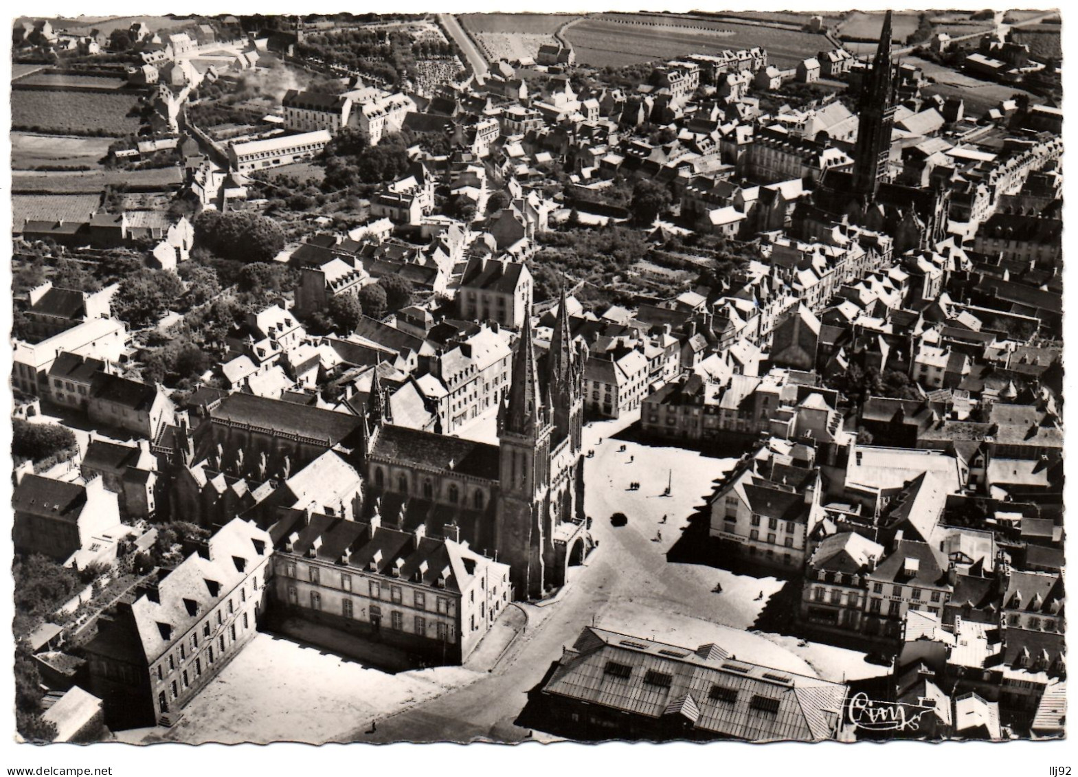 CPSM GF 29 - SAINT POL DE LEON (Finistère) - 7176. Le Centre, La Basilique Et La Chapelle - Vue Aérienne - Saint-Pol-de-Léon