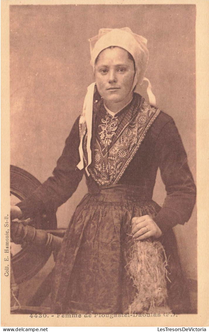FOLKLORE - Costumes - Femme De Plougastel-Daoulas - Carte Postale Ancienne - Vestuarios