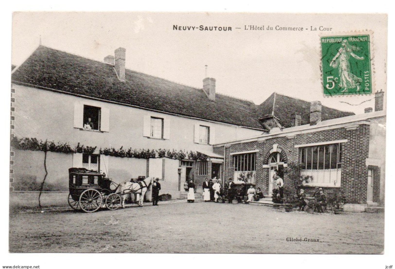 89 NEUVY SAUTOUR L'Hôtel Du Commerce - La Cour - Cliché Graux - Fiacre Et Son Cocher - Personnel - Cachet Convoyeur - Neuvy Sautour