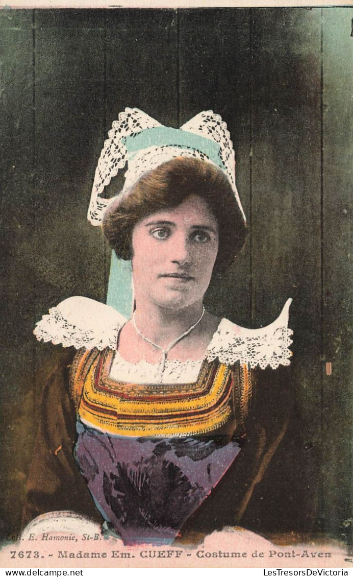FOLKLORE - Costumes - Madame Em. Cueff - Costume De Pont Aven - Carte Postale Ancienne - Costumes