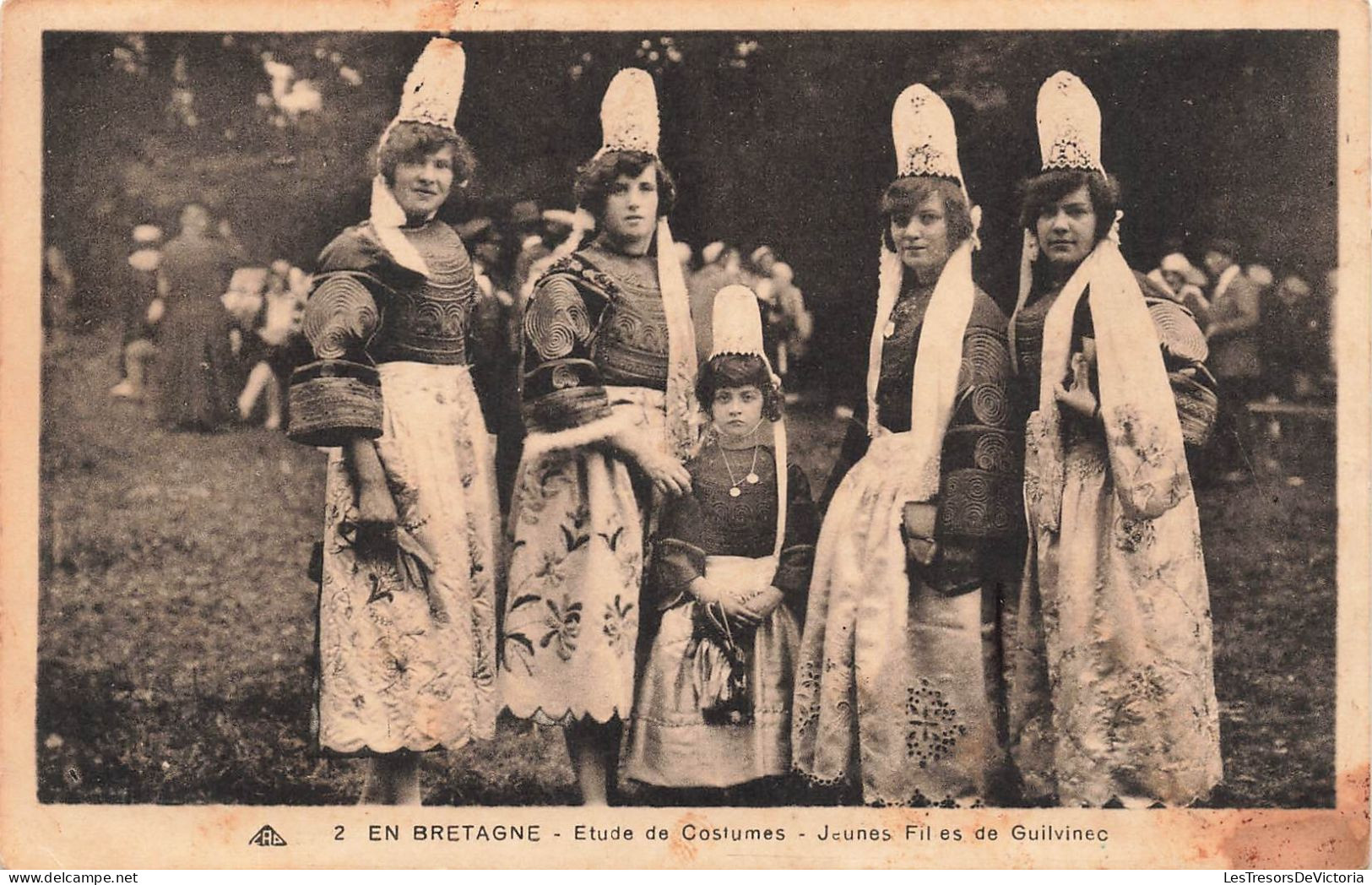 FOLKLORE - Costumes - Etude De Costumes - Jeunes Filles De Guilvinec - Animé - Carte Postale Ancienne - Trachten