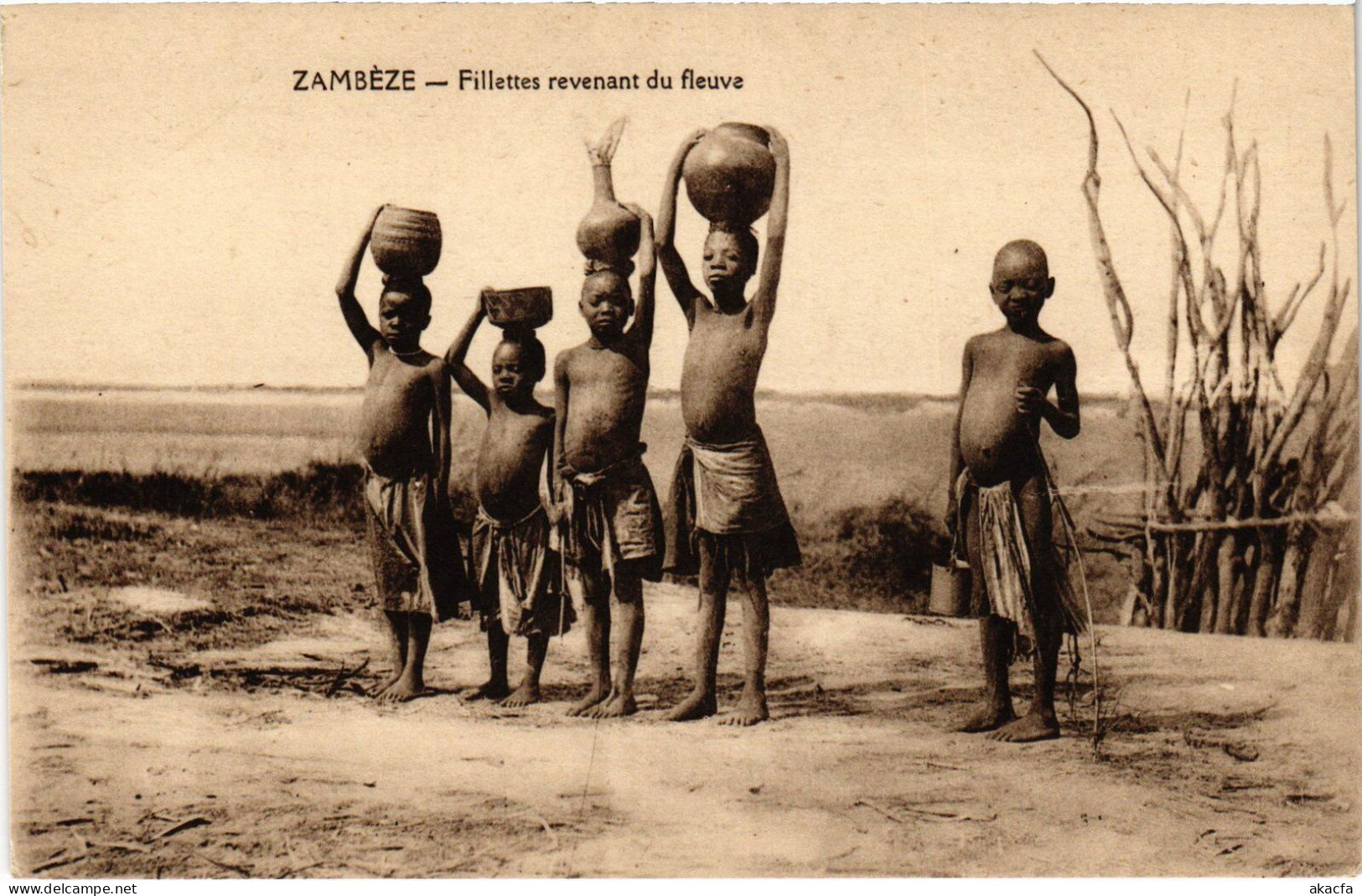 PC ZAMBIA FILLETTES REVENANT DU FLEUVE ETHNIC TYPES (a53516) - Zambie