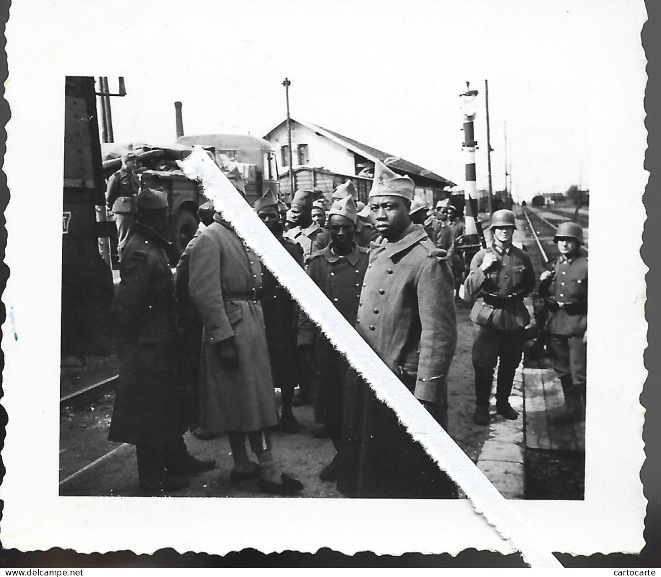 17 144 0424 WW2 WK2 ROYAN ENVIRONS  A SITUER GARE  PRISONNIERS AFICAINS  SOLDATS ALLEMANDS 1940 - War, Military