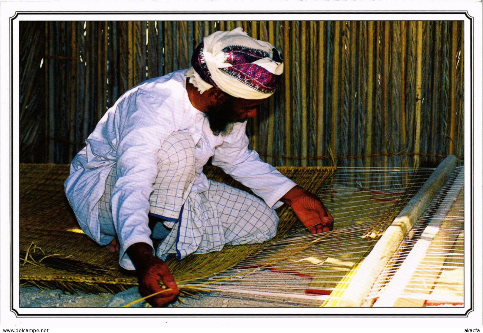 PC OMAN, AN OMANI TRADITIONAL CRAFTSMAN, Modern Postcard (b52909) - Oman