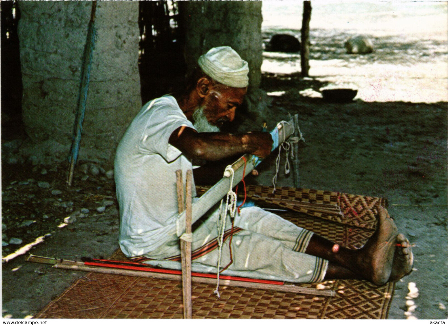 PC OMAN, WEAVER FROM QURAYAT, Modern Postcard (b52893) - Oman