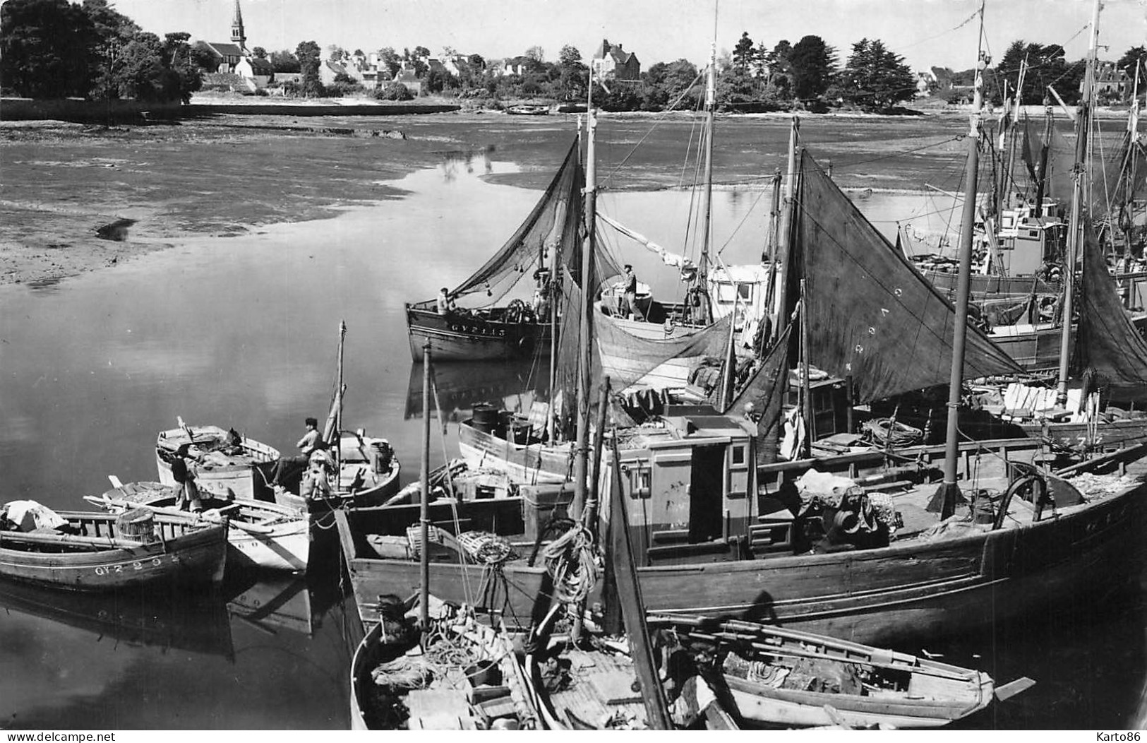 Loctudy * Un Coin Du Port à Marée Basse * Bateaux De Pêche - Loctudy