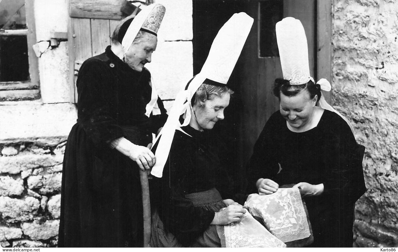 Pont L'abbée * Un Groupe De Brodeuses * Femmes Du Pays En Coiffe - Pont L'Abbe