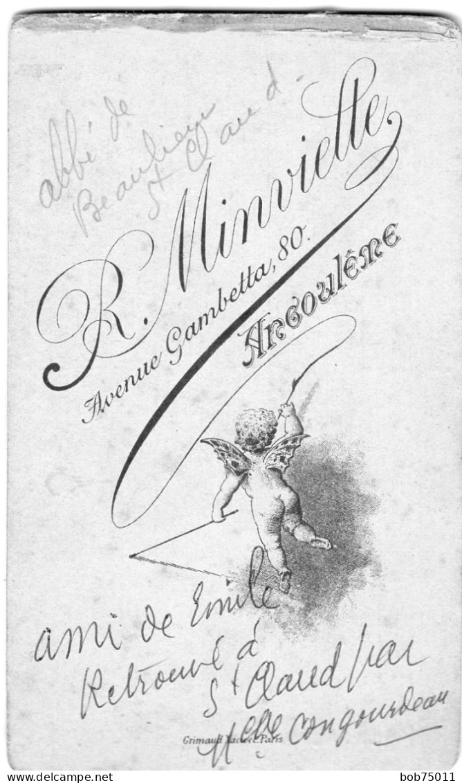 Photo CDV D'un Homme élégant L'Abbé De Beaulieu  A St-Claude Posant Dans Un Studio Photo A Angouleme - Antiche (ante 1900)