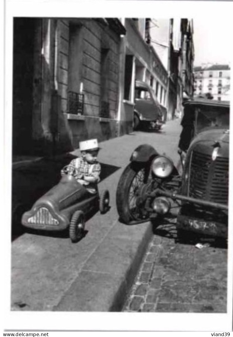 " Bolides "   -  Photo Des Robert Doisneau. 1956 - Photographs