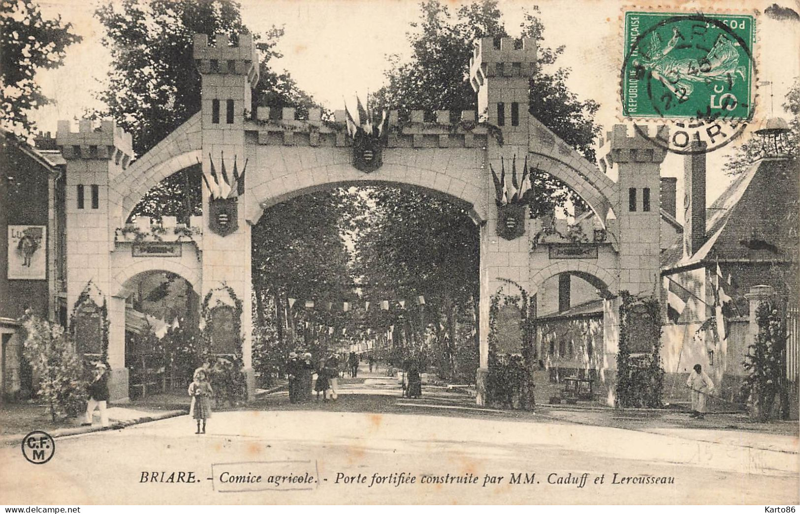 Briare * Route , Le Comice Agricole * Porte Fortifiée Construite Par MM Caduff Et Lerousseau * Jour De Fête - Briare