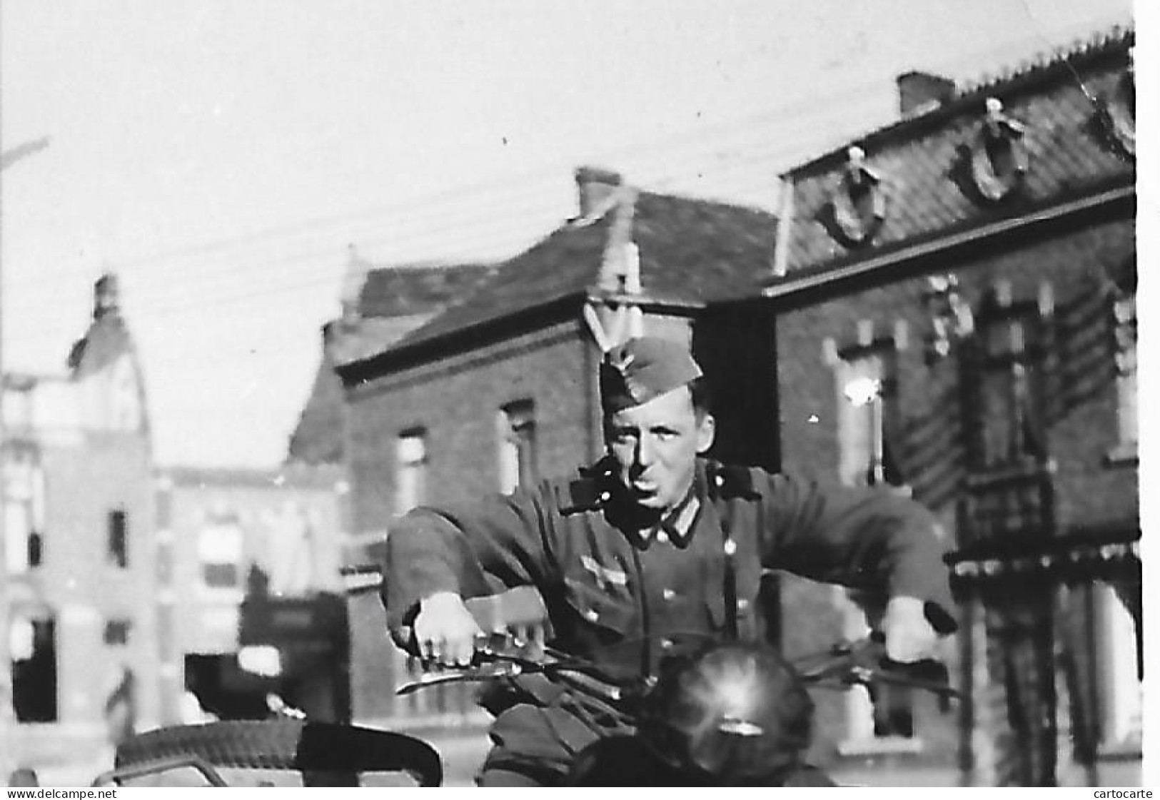 MIL 483  0424 WW2 WK2  CAMPAGNE DE FRANCE   A SITUER   SOLDATS ALLEMANDS MOTO SIDE CAR  1940 - Guerre, Militaire