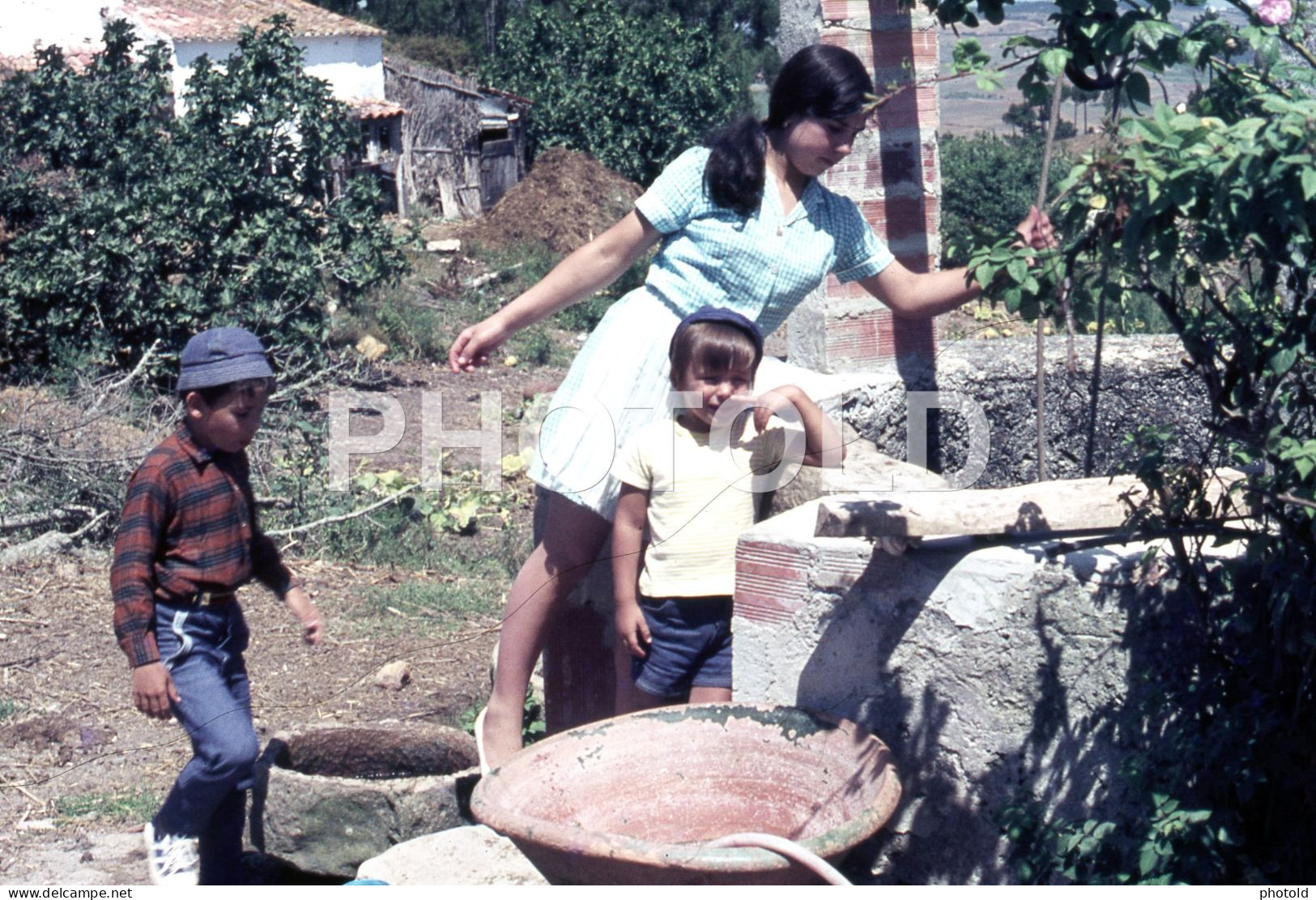4 SLIDES SET 1974 WATER WELL GIRL BOYS ENFANTS PORTUGAL  AMATEUR 35mm DIAPOSITIVE SLIDE Not PHOTO No FOTO Nb4059 - Diapositives (slides)