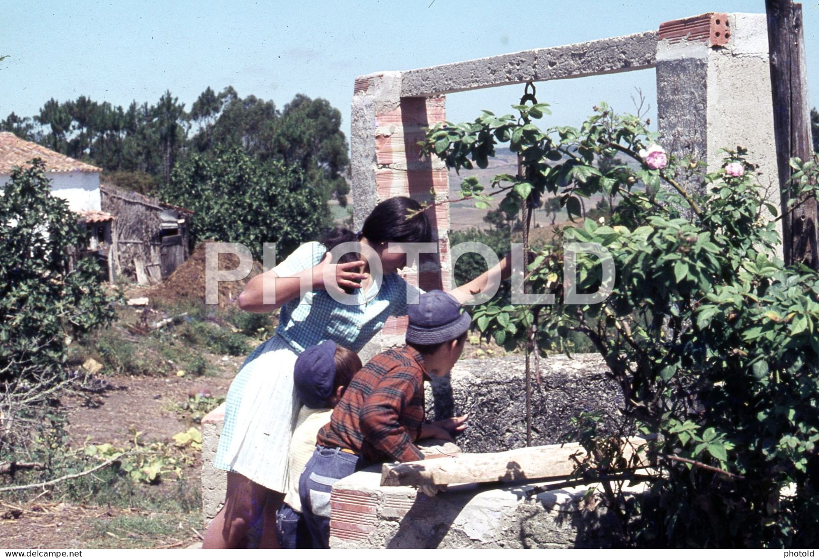 4 SLIDES SET 1974 WATER WELL GIRL BOYS ENFANTS PORTUGAL  AMATEUR 35mm DIAPOSITIVE SLIDE Not PHOTO No FOTO Nb4059 - Diapositives