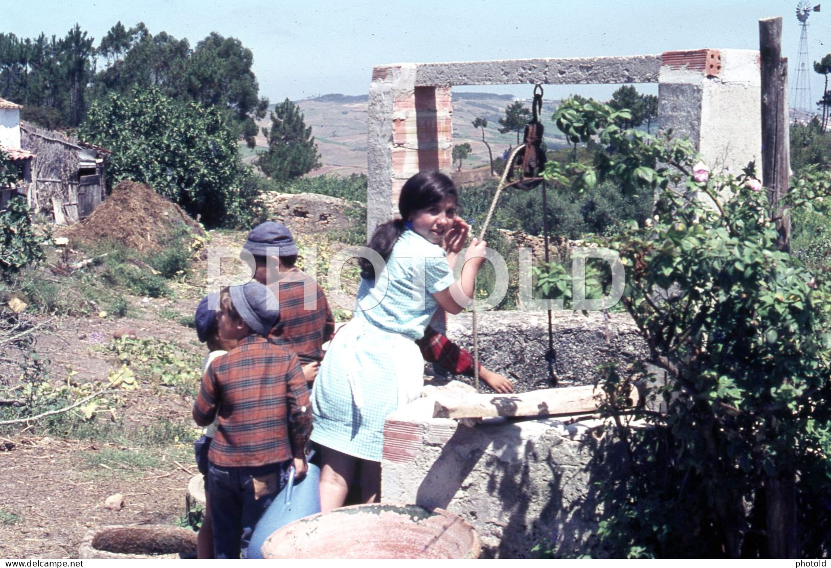 4 SLIDES SET 1974 WATER WELL GIRL BOYS ENFANTS PORTUGAL  AMATEUR 35mm DIAPOSITIVE SLIDE Not PHOTO No FOTO Nb4059 - Diapositivas