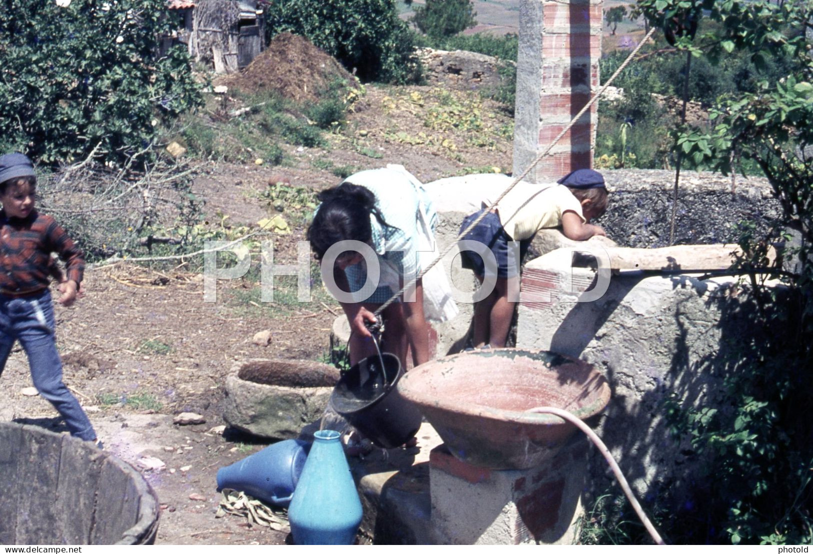 4 SLIDES SET 1974 WATER WELL GIRL BOYS ENFANTS PORTUGAL  AMATEUR 35mm DIAPOSITIVE SLIDE Not PHOTO No FOTO Nb4059 - Diapositives