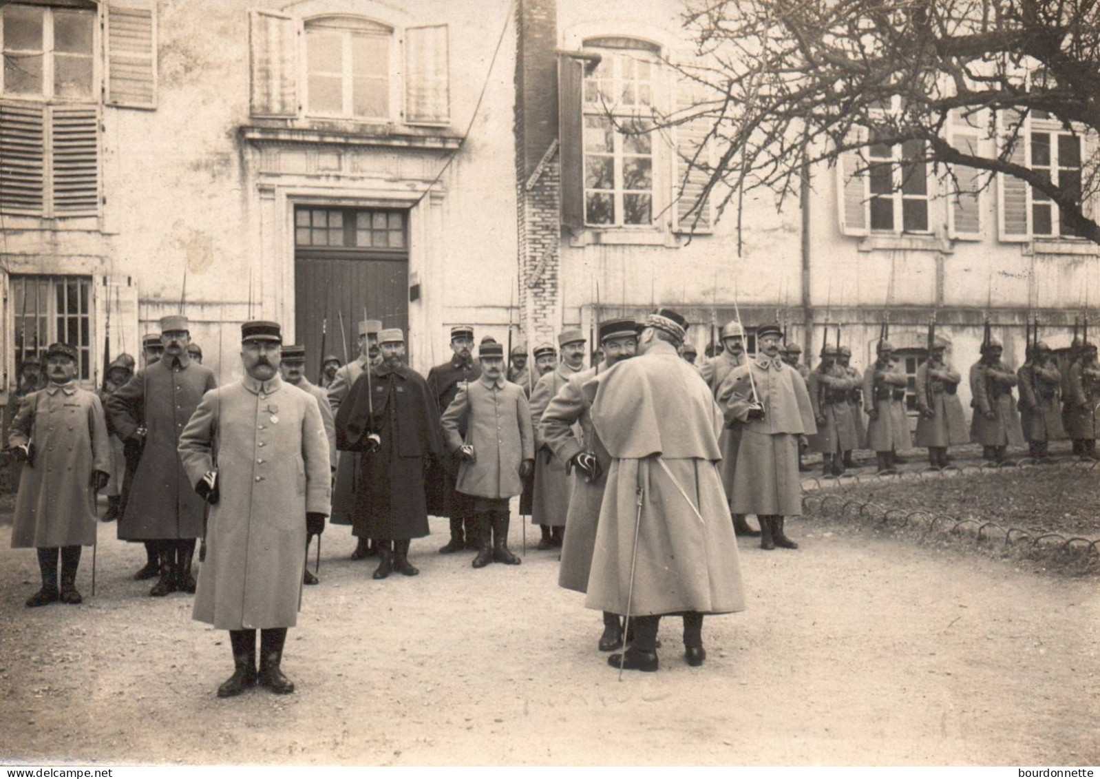 Flavigny Sur Ozerain Photographie Militaire 1918 Prieuré Le General Gerard Donne L'accolade Au Lieutenant D'artillerie - Autres & Non Classés