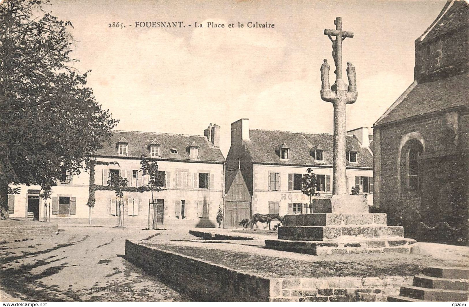FOUESNANT - La Place Et Le Calvaire - Fouesnant