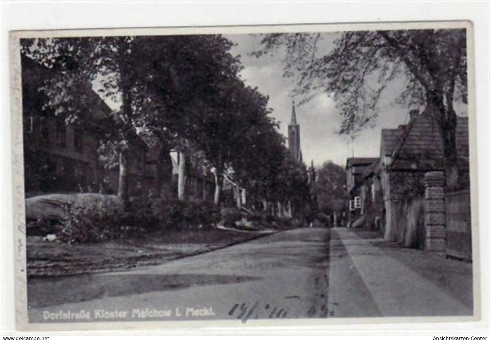 39004204 - Malchow I. Meckl. Mit Dorfstrasse Kloster. Postalisch Gelaufen Mit Poststempel 20.8.1935 Kleiner Knick Unten - Altri & Non Classificati