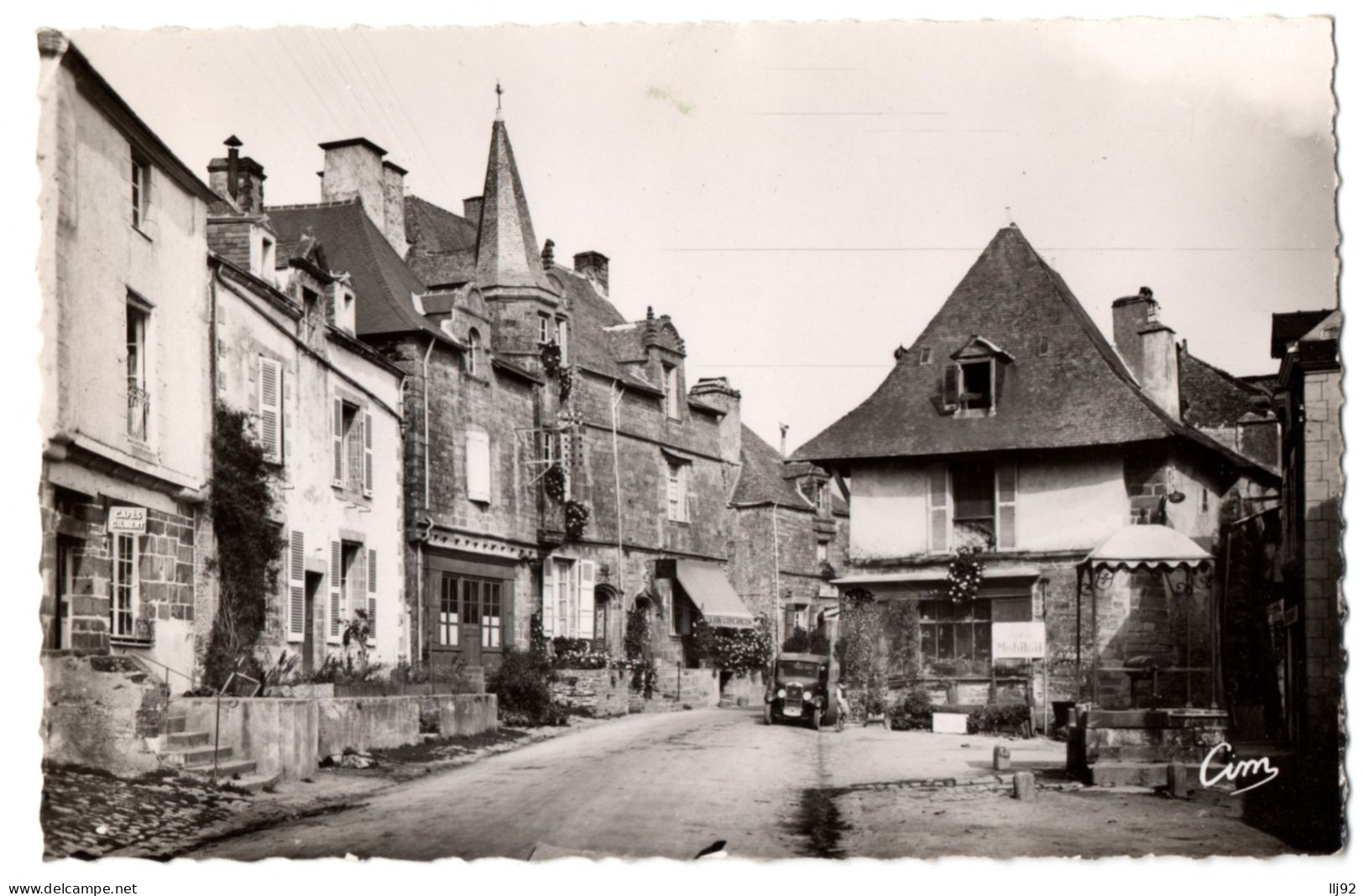CPSM PF 56 - ROCHEFORT EN TERRE (Morbihan) - 1. Place Du Puits - Ed. Combier - Rochefort En Terre
