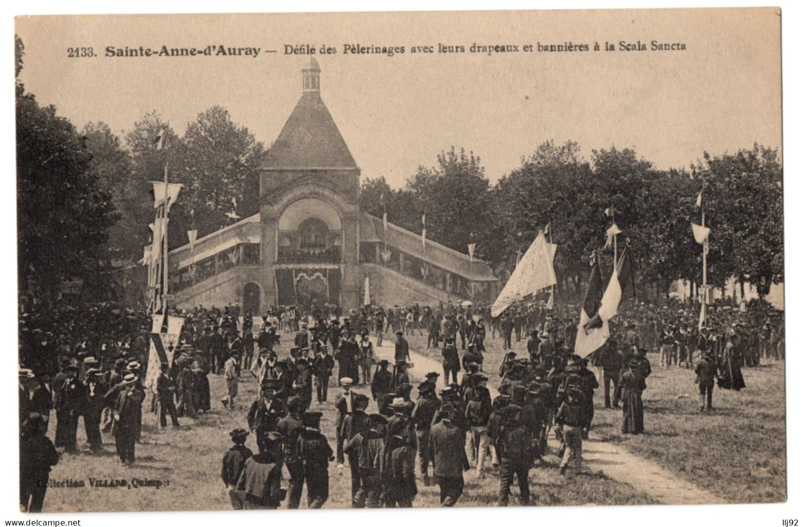 CPA 56 - SAINTE ANNE D'AURAY (Morbihan) - 2133. Défilé Des Pélerinages Avec Leurs Drapeaux Et Bannières. Ed. Villard - Sainte Anne D'Auray