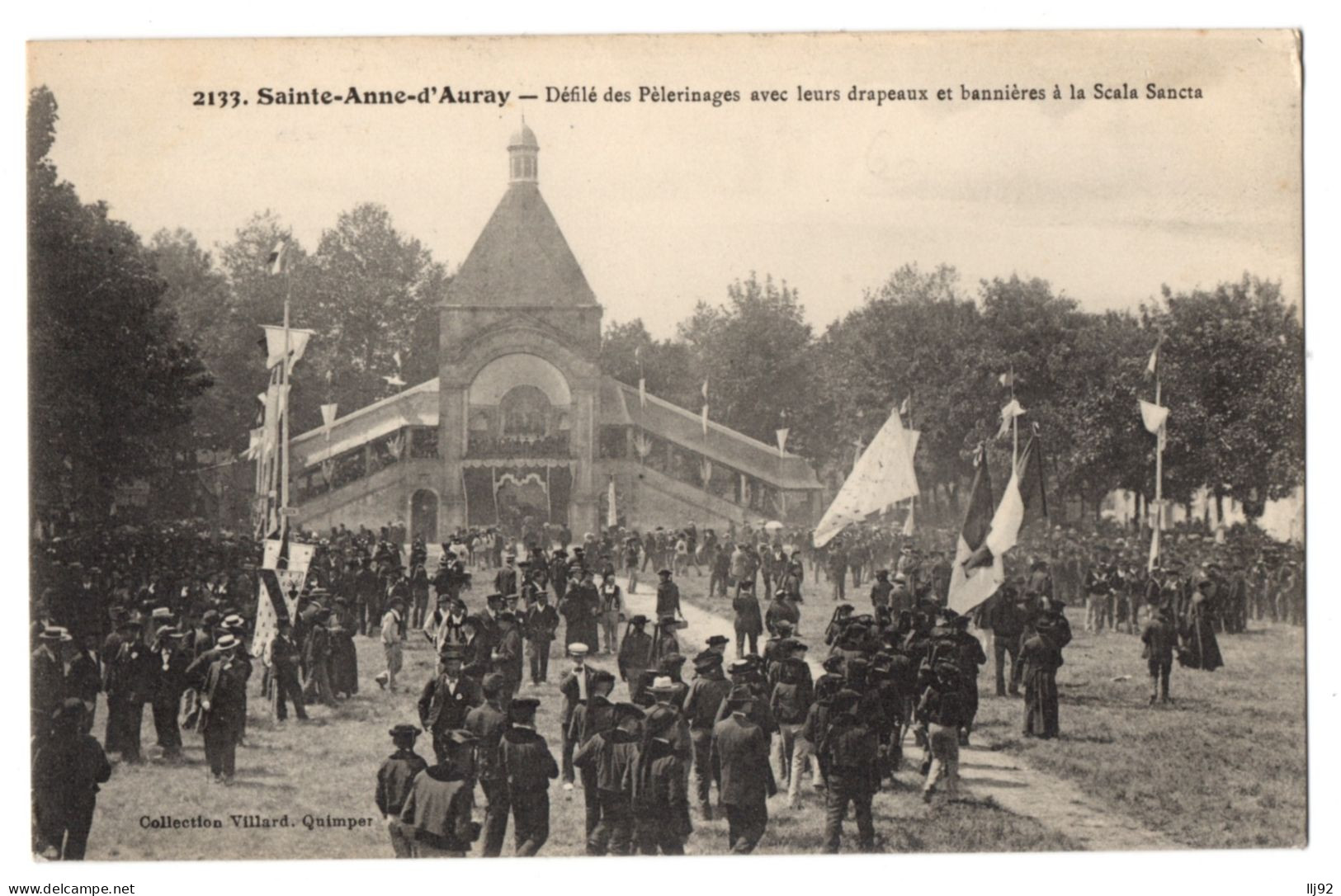 CPA 56 - SAINTE ANNE D'AURAY (Morbihan) - 2133. Défilé Des Pélerinages Avec Leurs Drapeaux Et Bannières. Ed. Villard - Sainte Anne D'Auray