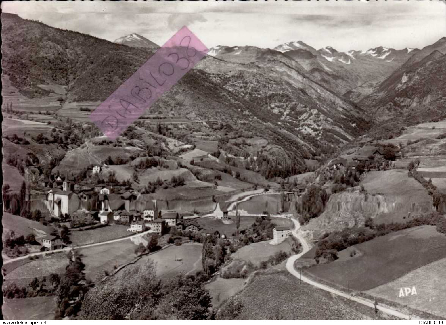 LA MASSANA ( ANDORE )  VUE GENERALE , AU FOND , LA VALLEE D ' ARINSAL ET LA CHAINE DES PYRENEES ENNEIGEES - Andorre