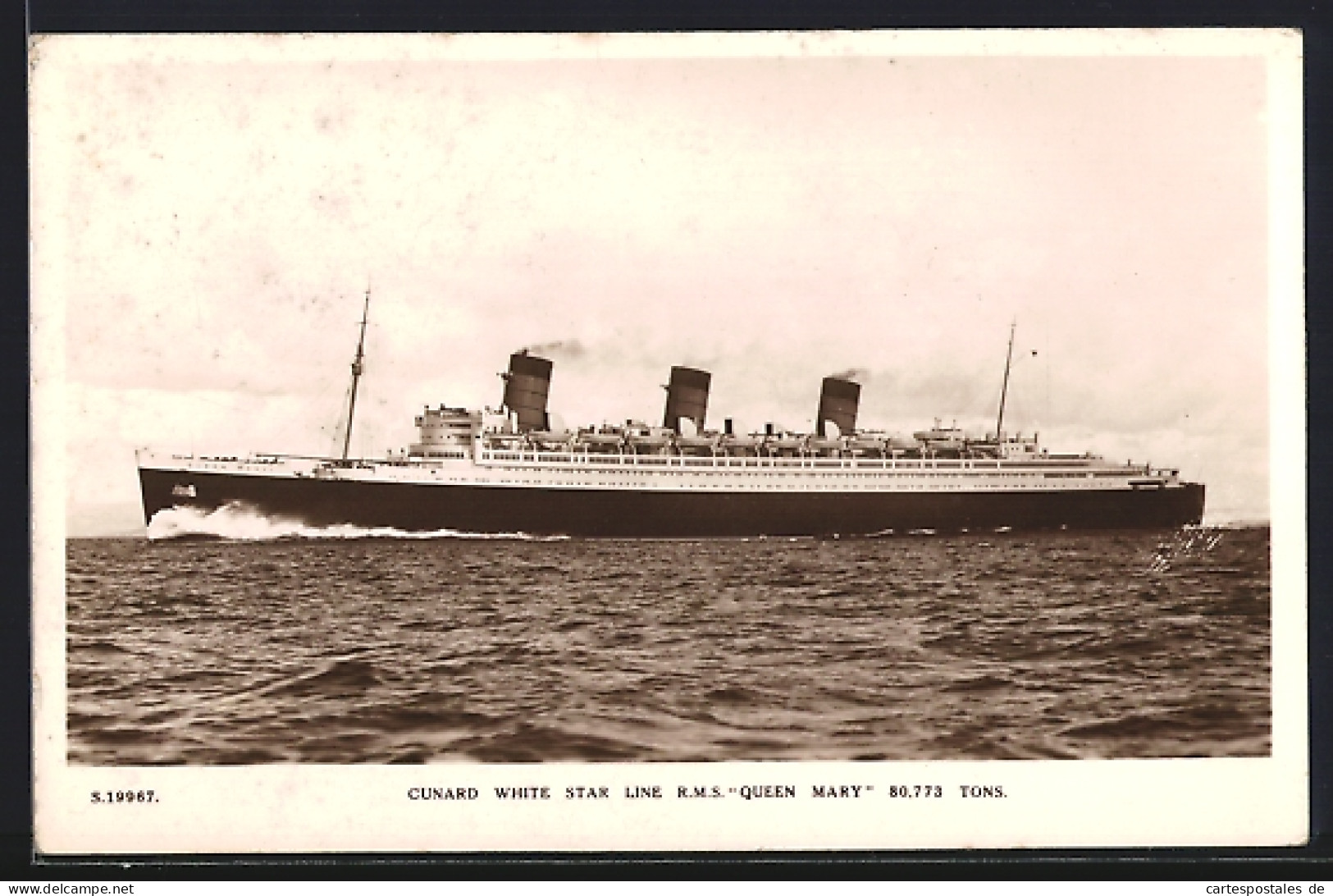 AK Cunard White Star Line, Das Passagierschiff R.M.S. Queen Mary In Voller Fahrt Gesehen  - Piroscafi
