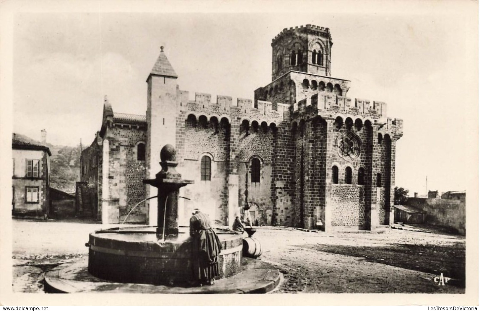 FRANCE - Royat - Vue Sur L'église Fortifiée (Construite Au XI E S) - Fontaine - Animé - Carte Postale Ancienne - Royat