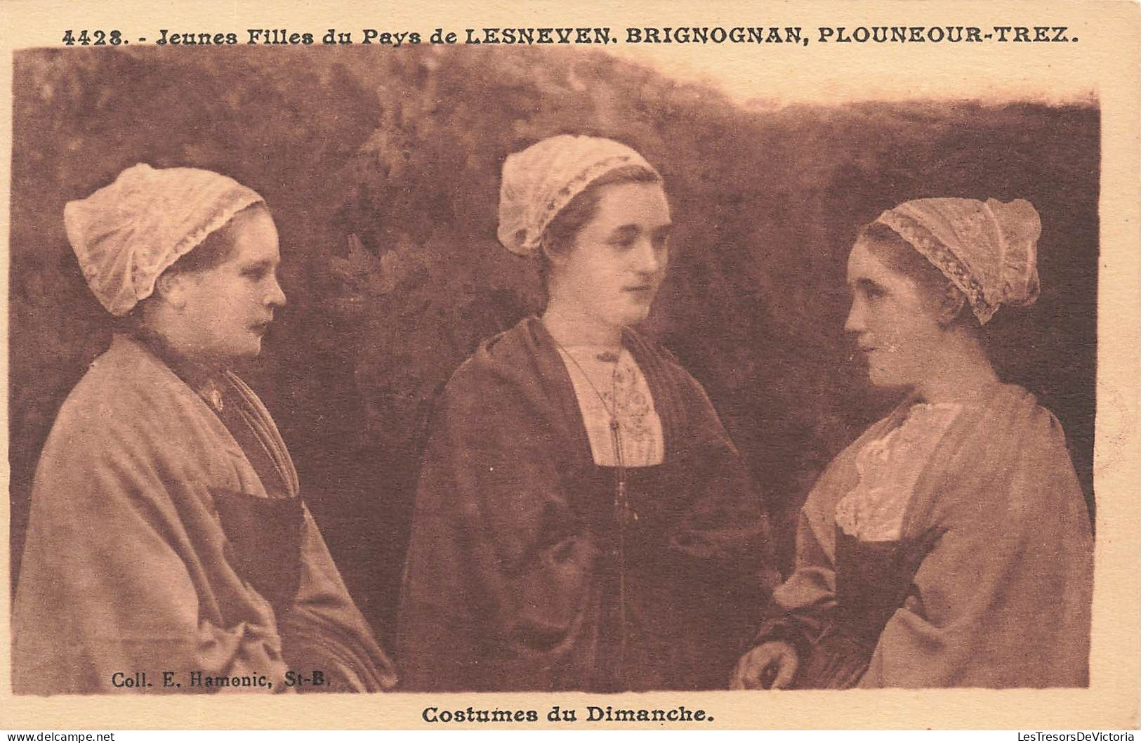 FOLKLORE - Costumes Du Dimanche - Jeunes Filles Du Pays De Lesneven - Brignognan -Plouneour-Trez- Carte Postale Ancienne - Trachten