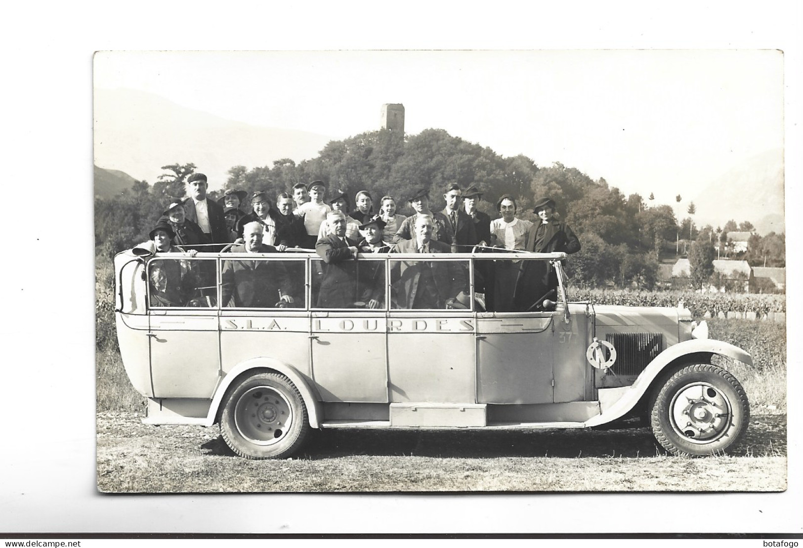 CPA  PHOTO BUS TOURISTIQUE A LOURDES - Busse & Reisebusse