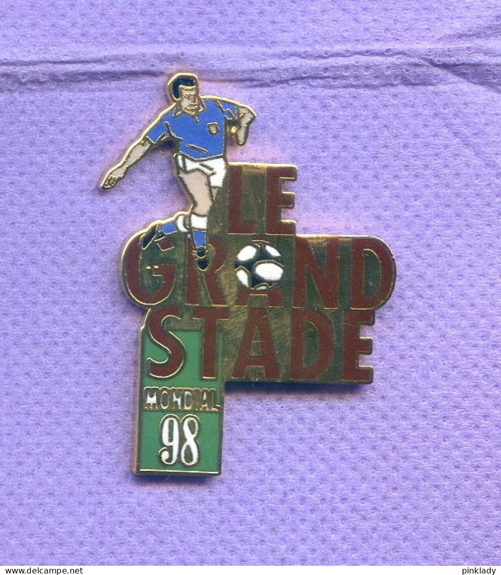 Superbe Pins Football Coupe Du Monde France 98 Le Grand Stade Mondial France 1998 Egf I469 - Football